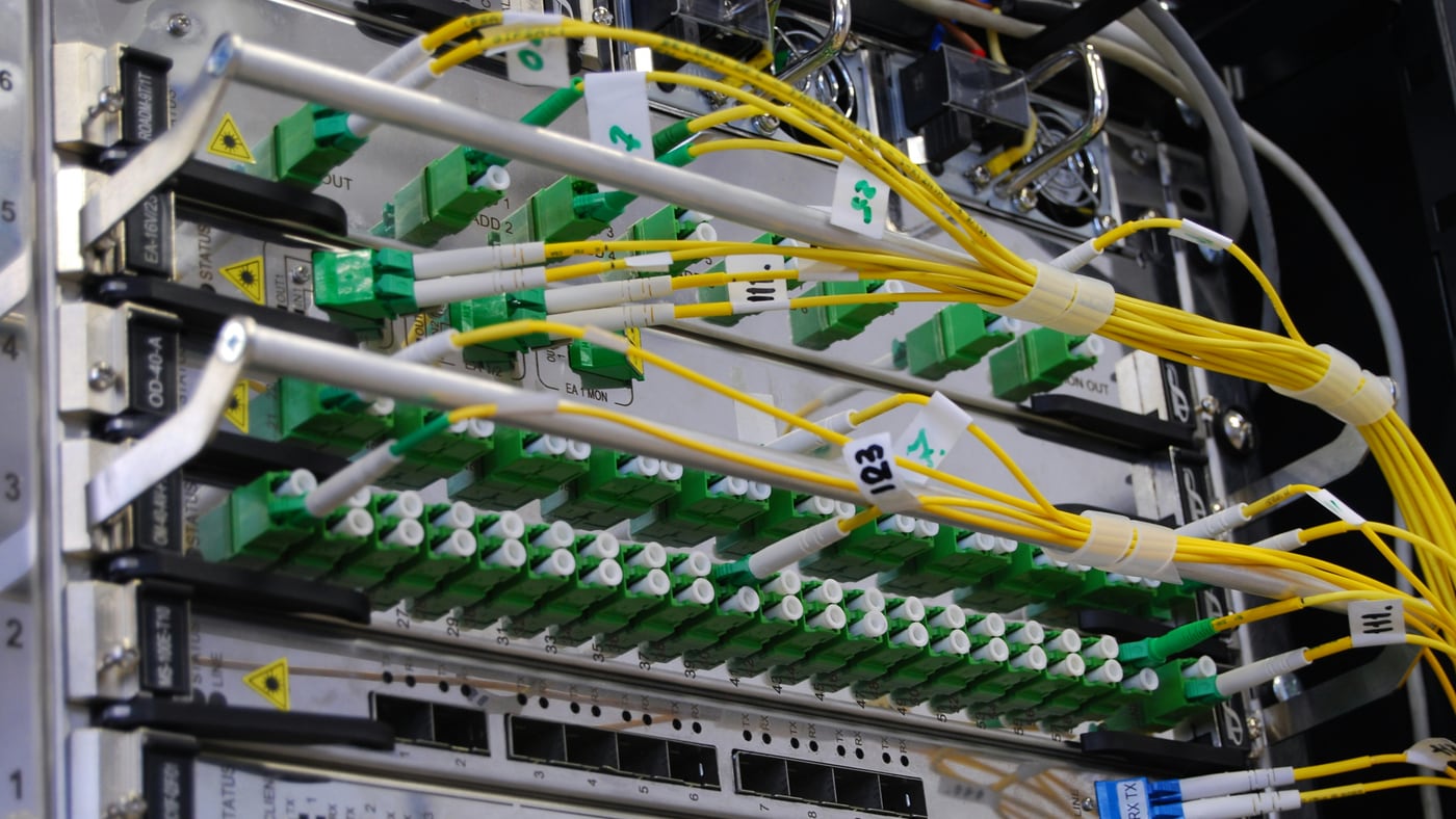 Fibre patch panels and backbone cabling in a rack